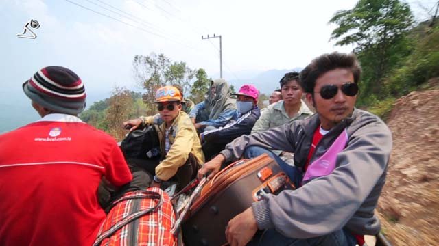 otobüs tepesinde yolculuk laos
