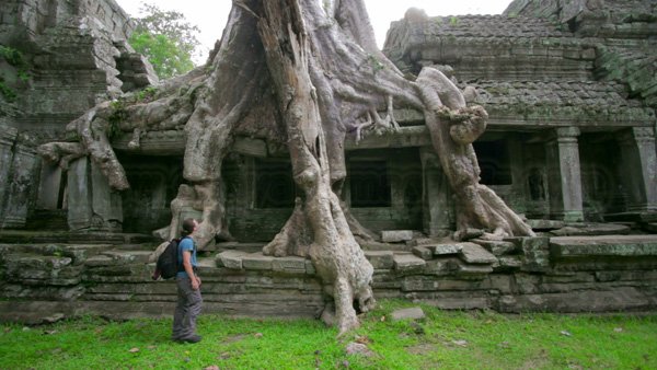 angkor wat backpacker tourist