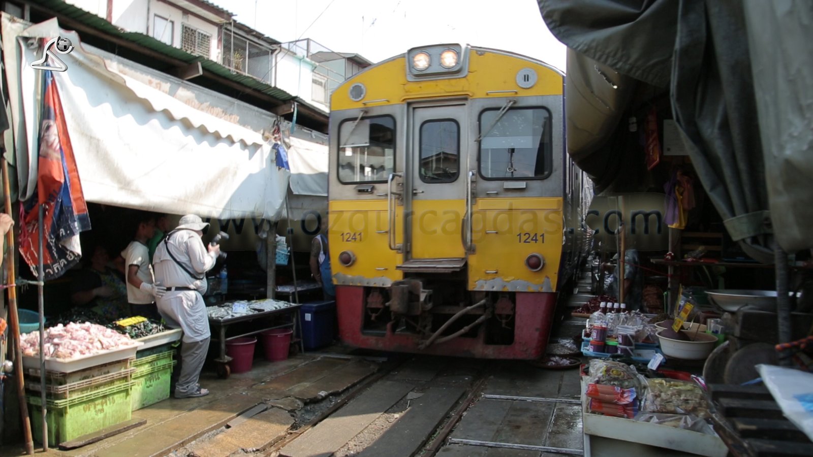 içinden tren geçen market