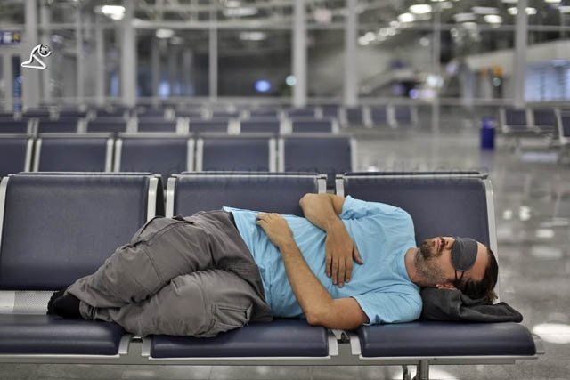 havaalaninda-uyuyan-adam-goz-bandi-gezgin-yolcu