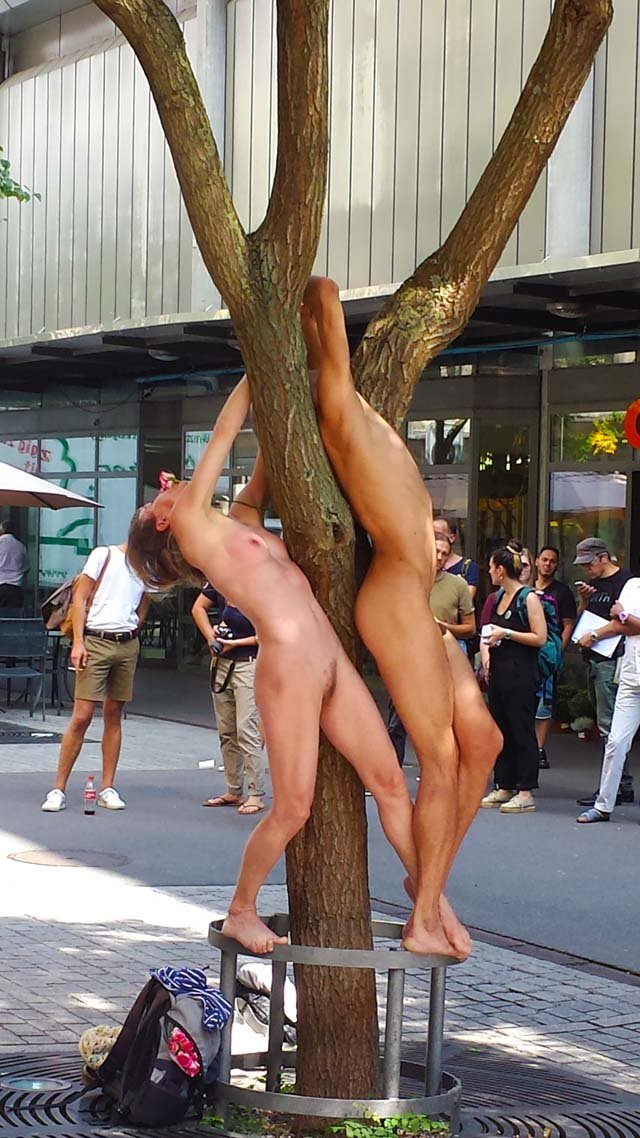 http://www.dunyabirmasaldir.com/wp-content/uploads/2015/09/public-nudity-Body-Freedom-Festival-08.jpg